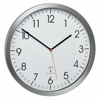 60.3527.55 TFA Rádiom riadené analógové nástenné hodiny s hliníkovým rámom