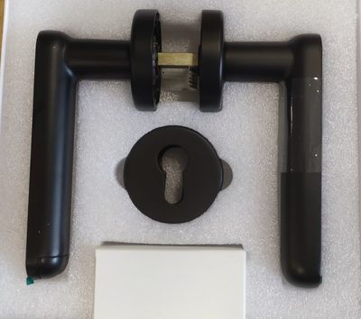 Chytrá kľúčka s dotykovou klávesnicou a čítačkou odtlačkov prstov ORNO OR-ZS-853/B , Bluetooth 4.0, čierna Chytrá klika s dotykovou klávesnicou a čtečkou otiskov prstov ORNO OR-ZS-853/B , Bluetooth 4.0, čierna