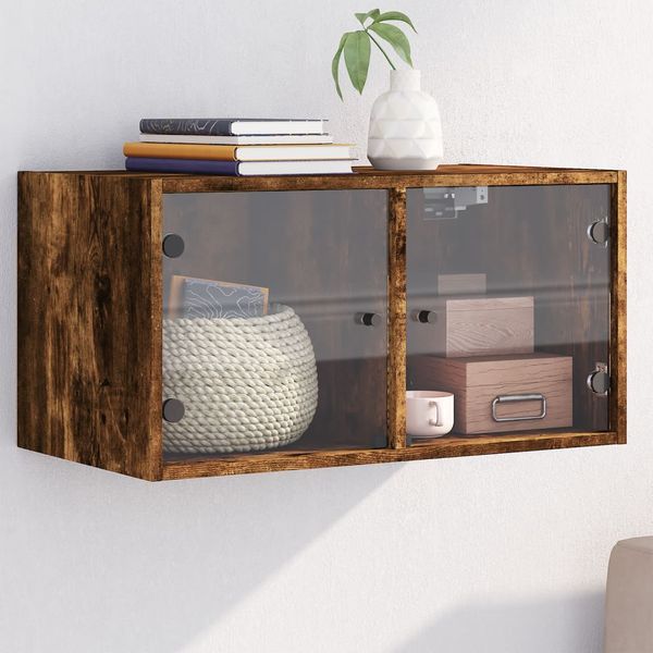 vidaXL Bočná skrinka so sklenenými dvierkami dymový dub 68,5x37x35 cm