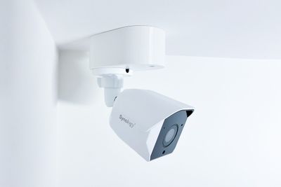 SYNOLOGY držiak s krytkou káblov pre kamery BC500/510 na stenu a strop, biely