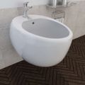 Biely keramický závesný bidet