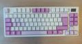 MSI herní klávesnice FORGE GK600 TKL Violet/ bezdrátová 2,4GHz+BT/ mechanická/ RGB/ USB-C/ display/ CZ+SK layout Klávesnice, herní, mechanická, bezdrátová (2,4GHz, Bluetooth), RGB podsvícení, displej, USB-C, CZ/SK layout, bílo-ružová