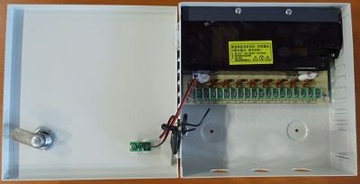 Napájacia skrinka, rozvádzač 12V/5A pre CCTV kamery Napájecí skříňka, rozvaděč 12V/5A pro CCTV kamery