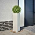 vidaXL Záhradný kvetináč biely trojuholník 30x26x75 cm oceľ