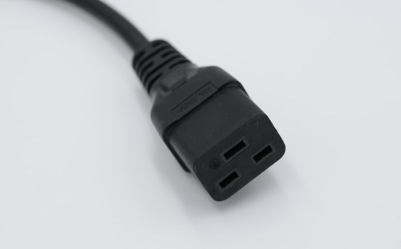 XtendLan prepojovací kábel 230V C19 na C14, čierny Kábel, prepojovací, napájací, AC 230V, IEC-320-C19 (F) na IEC-320-C14 (M), dĺžka 40cm, čierny