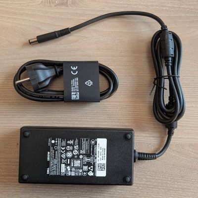 DELL AC Adaptér 180W/ 3-pin/ 7.4 mm/ 0.9m kabel/ pro Latitude/ Inspiron/ Vostro/ XPS Napájecí adaptér, pro notebooky, 180W, DC jack 7.4×5.0mm, 3pin kabel 0.9m, pro Latitude/Inspiron/Vostro/XPS