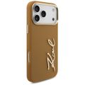 Puzdro Karl Lagerfeld z PU kože s logom Karl script a kovovými tlačidlami fotoaparátu pre iPhone 17 Pro Max hnedá