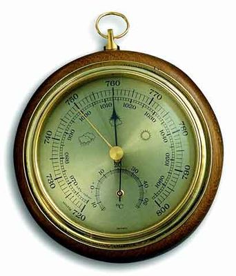 45.1000.01 TFA Analógový barometer s teplomerom, masívne dubové drevo
