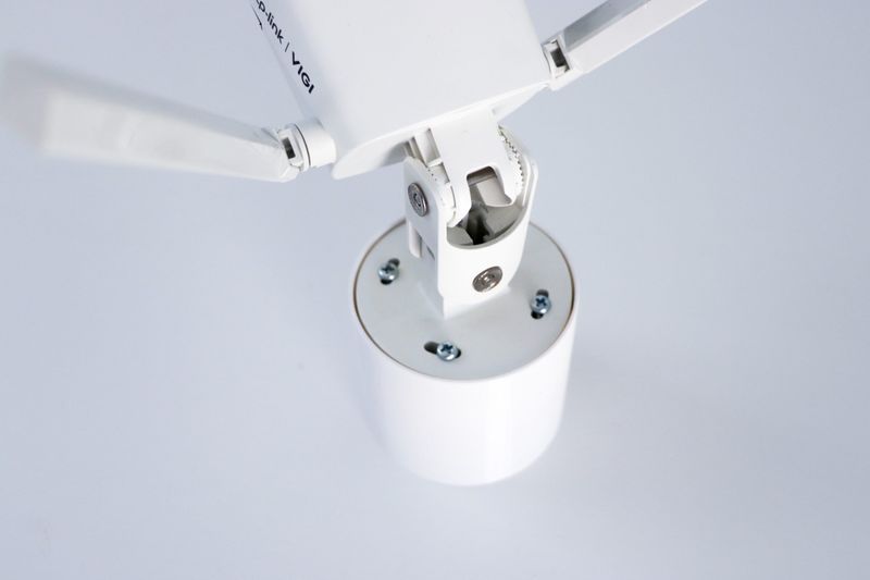 TP-LINK držák s kabelovou krytkou pro kamery VIGI Bullet C345/C355/C385/S385 na stěnu a strop, bílý