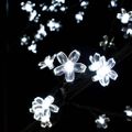 vidaXL Vianočný stromček 120 LED studené biele svetlo kvety čerešne 150 cm