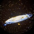 Projektor nočnej oblohy, polárna žiara a galaxia Izoxis 24941, biely