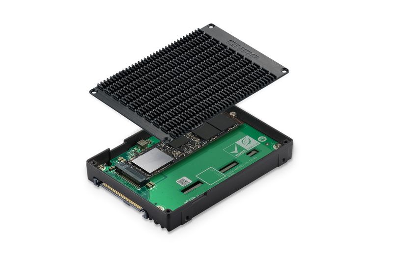 QNAP adaptér QDA-UMP4A (1x M.2 2280 PCIe 4.0 x4 NVMe SSD slot v 2,5'' U.2 PCIe 4.0 NVMe SSD rámčeku)