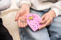 Gifty - Silikónová peňaženka ružová a ozdobný pin