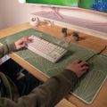 AROZZI ZONA Mousepad XL Whispering Leaves/ XL podložka na stůl/ 900x420x4 mm/ voděodolná Podložka pod myš, 900×420×4mm, mikrovlákno, protiskluzová guma, vodeodolná, zeleno-bílá