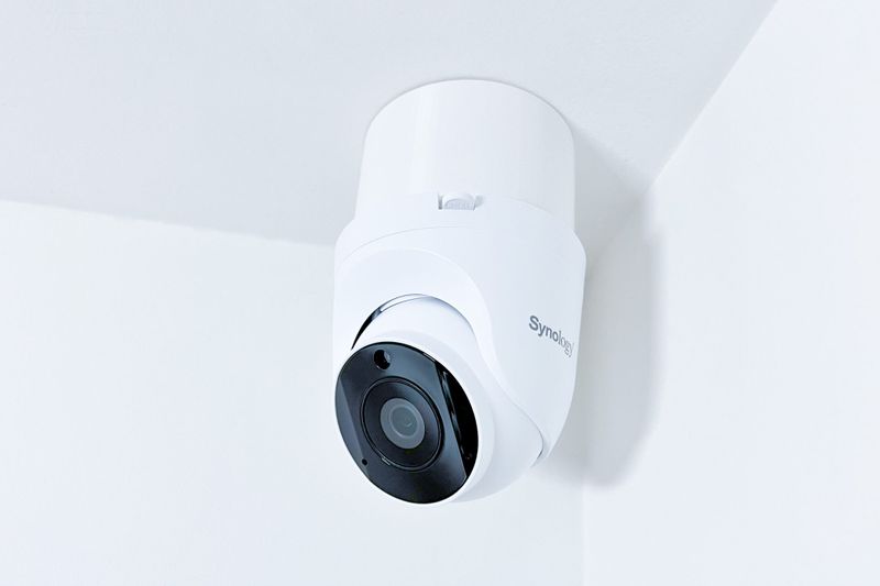 SYNOLOGY držiak s krytkou káblov pre kamery TC500/510 na stenu a strop, biely