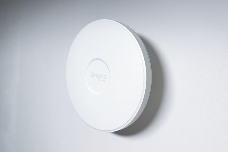 TP-LINK držiak s káblovou krytkou pre EAP rady 6x a 7x, na stenu alebo strop, biely