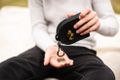 Gifty - Silikónová peňaženka čierna a ozdobný pin