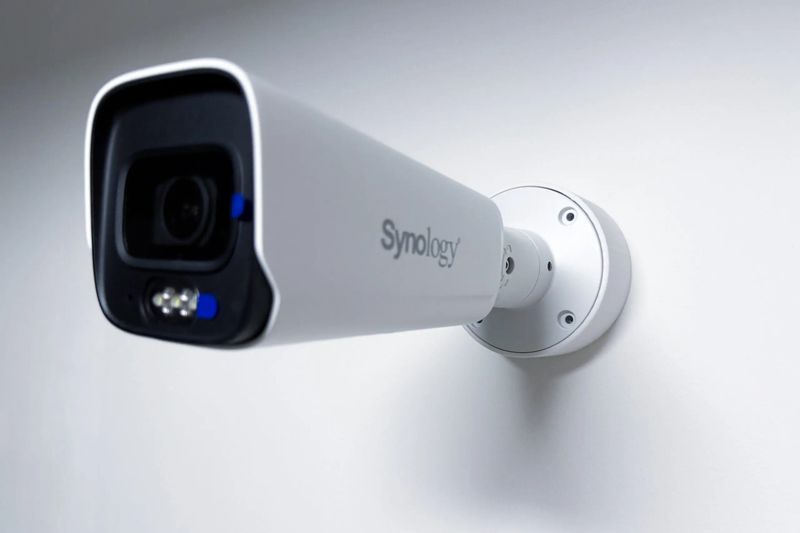 SYNOLOGY držiak/krytka káblov pre kamery Synology BC800 na stenu a strop, biely