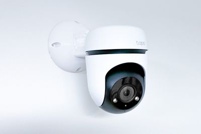 TP-LINK držiak/krytka pre Tapo C500/C510W/C520WS na stenu biely