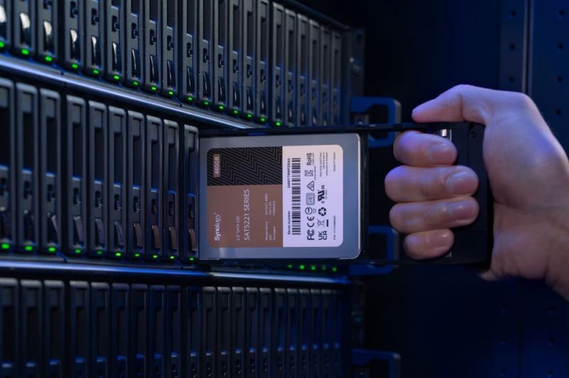 Synology 2.5” SATA SSD SAT5221 - SAT5221-3840G SSD disk, interní, pro NAS, 3,84TB, SATA 6Gb/s, 2,5" 7mm, ctení/zápis: 500MB/s, 90k/30k IOPS, podnikové použití, vysoká odolnost
