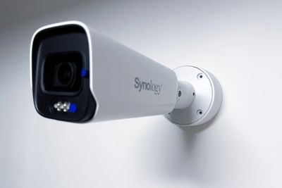 SYNOLOGY držiak/krytka káblov pre kamery Synology BC800 na stenu a strop, biely