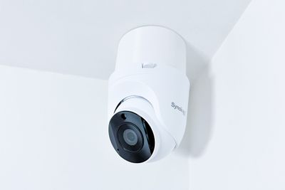 SYNOLOGY držiak s krytkou káblov pre kamery TC500/510 na stenu a strop, biely