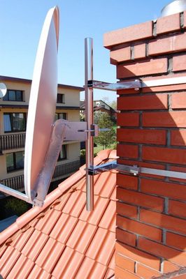 Konzola-držiak antén ku komínu, oceľová planžeta 7m SAPRO Konzola - držák antén ke komínu, ocelová planžeta 7m SAPRO