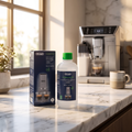 Odvápňovač DeLonghi EcoDecalk na mramorovej kuchynskej linke, v pozadí automatický kávovar