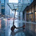 Sencor Scooter S25 pred kancelárskou budovou na mokrom chodníku