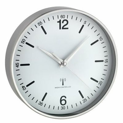 60.3503.02 TFA Rádiom riadené analógové nástenné hodiny s hliníkovým rámom, biele