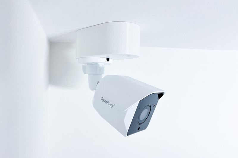 SYNOLOGY držiak s krytkou káblov pre kamery BC500/510 na stenu a strop, biely