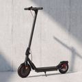 Sencor Scooter S25 pri betónovej stene – minimalistický mestský dizajn