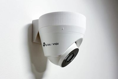 TP-LINK držiak s káblovou krytkou pre kamery VIGI C400/C420/C430/450 na stenu, biely