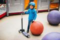 Detská trojkolesová kolobežka NILS Fun HLB1310 s LED čierna