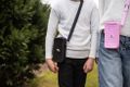 Gifty - Silikónová crossbody taštička čierna a ozdobný pin