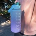 Motivačná fľaša na vodu 2000 ml, modrofialová Trizand 24496 Motivační láhev na vodu 2000 ml, modrofialová Trizand 24496