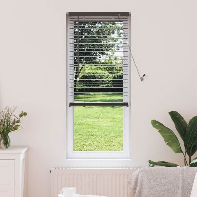vidaXL Žalúzia Strieborná šedá 150 x 60 cm 25 mm PVC