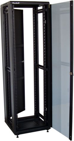 XtendLan 42U/600x1000 stojanový, černý, skleněné dveře, plná záda Rozvadec, 19", stojanový, výška 42U, 600x1000, sklenené dvere, kourové sklo, plná záda, perforovaný horní a spodní kryt, rozebíra