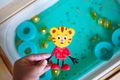 Sada Figúrka Daniel Tiger a 2 senzorické svietiace kocky do vody