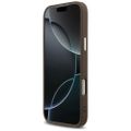 Guess Case Magsafe 4G PU kožené puzdro s trojuholníkovým logom a strieborným kovovým rámom fotoaparátu pre iPhone 17 Pro Max hnedé