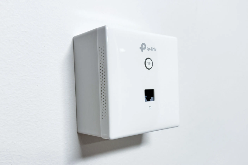 TP-LINK držiak s káblovou krytkou pre EAP115/250/650-Wall a TAPO S210/S220 na stenu, biely