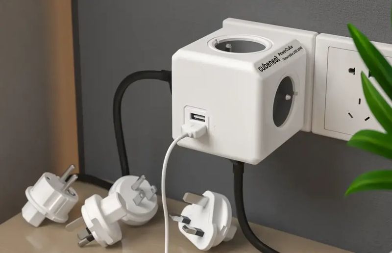 Cubenest Powercube ReWirable USB PD 20W, A+C, 4× zásuvka, bílá/šedá, 4 cestovní koncovky, dětská pojistka, uzemnění Zásuvka, napájecí, vnitrní, 4× zásuvka, 16A, 3680W, 1× USB, 1× USB-C, PD 3.0, detská pojistka, 4 svetové koncovky, bílo-šedá